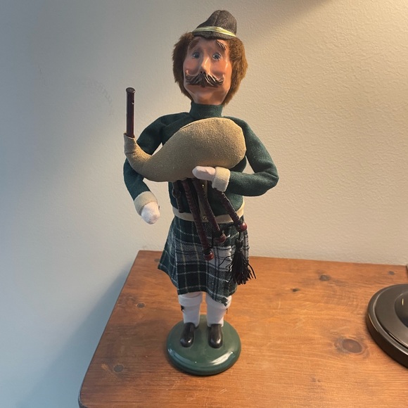 Hello, I am selling majority of my Byer’s Choice collections. - Picture 11 of 14